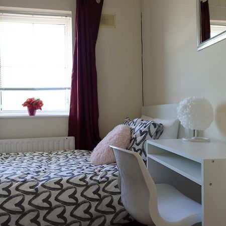 Females Only - Private Bedrooms In Dublin Lucan Eksteriør billede