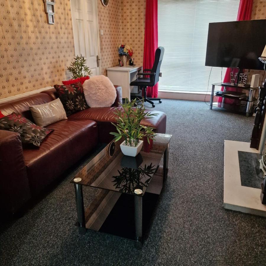 Females Only - Private Bedrooms In Dublin Lucan Eksteriør billede