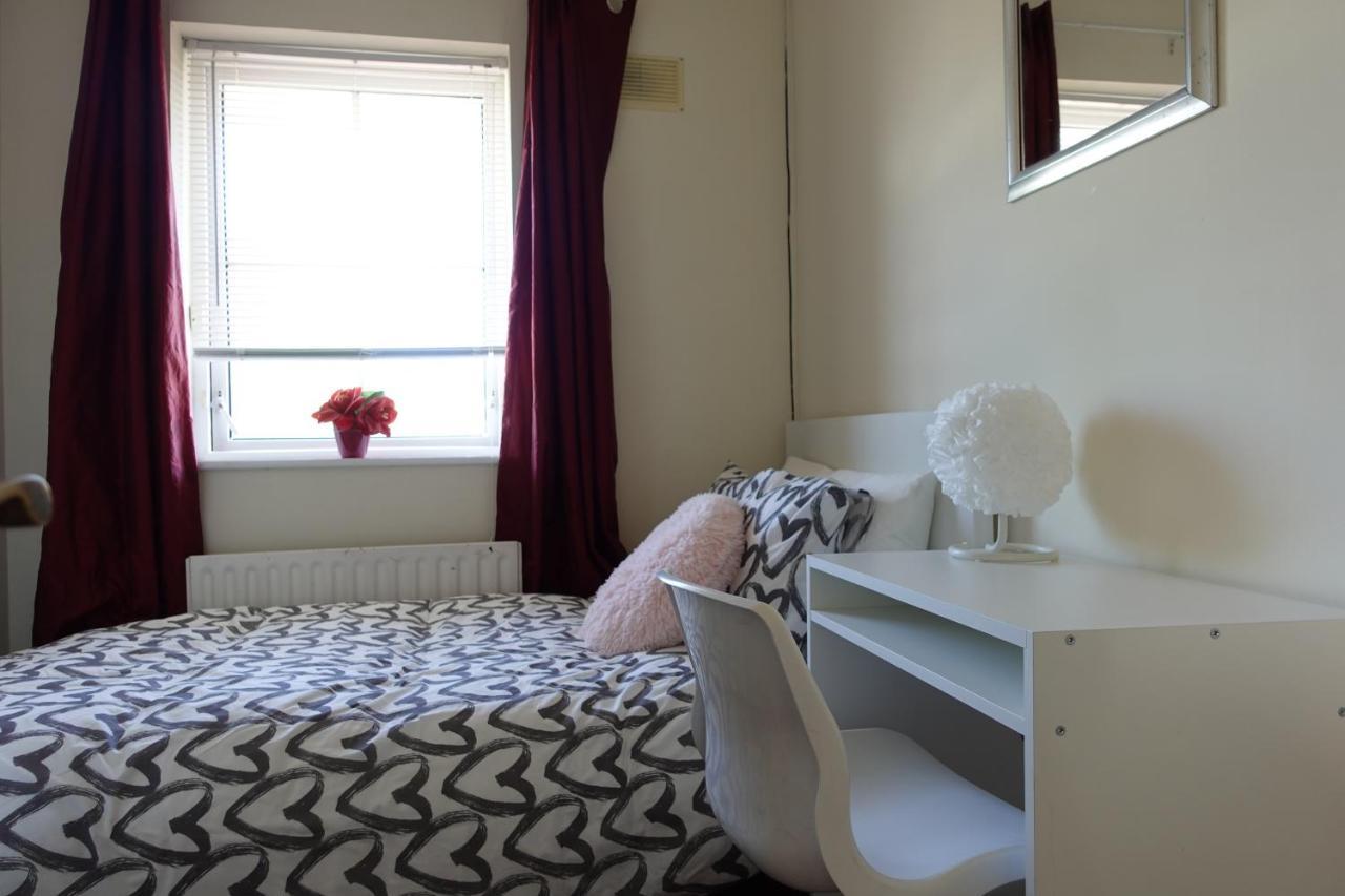 Females Only - Private Bedrooms In Dublin Lucan Eksteriør billede