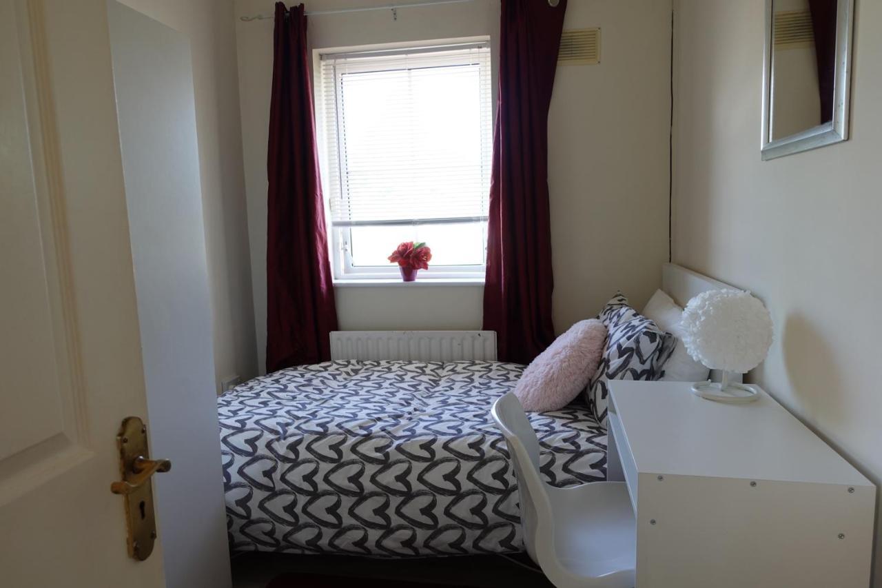Females Only - Private Bedrooms In Dublin Lucan Eksteriør billede
